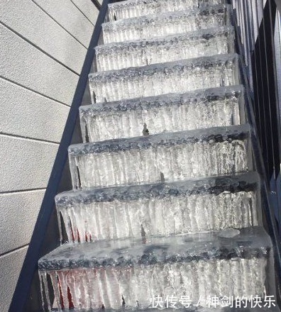 |搞笑图片幽默段子笑话:设计师,这个露天楼梯当初没考虑天气吗?