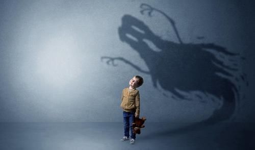 孩子为什么怕黑？可能是这些原因，家长该如何帮孩子克服黑暗恐惧