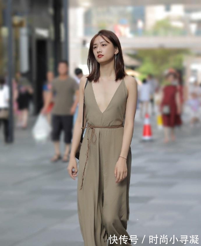 后背|这种裙子很有个性,绑带的后背,让人心动不已吧?