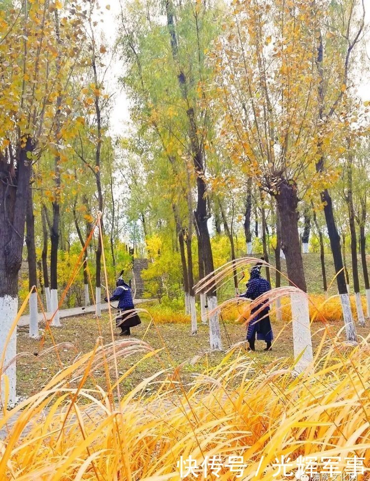 满洲的铠甲为何外边看不到甲片?