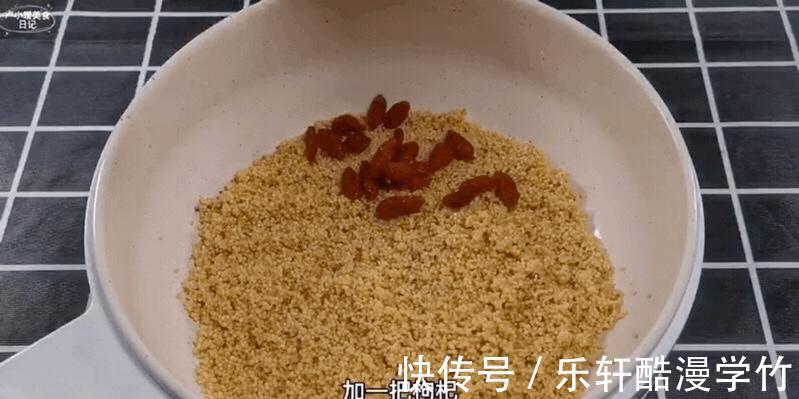 苹果|早餐做点小米粥,加点大枣和苹果,酸甜可口很好吃