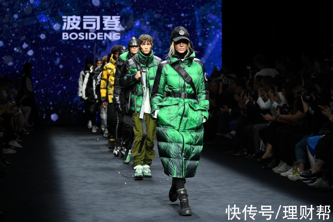 中国登山队 北斗定位系统“植入”羽绒服，可主动发射救援信号