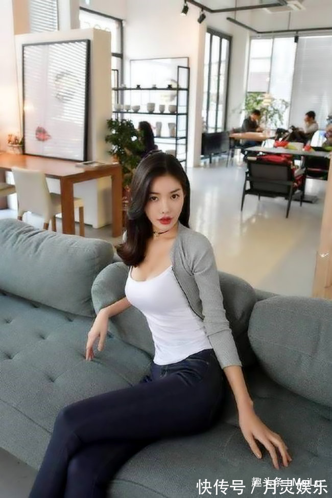 折叠领 身材丰腴的小姐姐,紧身T恤搭配紧身牛仔裤