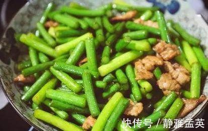 炒蒜苔时,万万不能直接炒,牢记“这1步”,蒜苔脆爽又入味!
