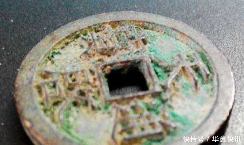 皇宫中发现一枚古铜钱,上面刻着4个字,皇帝一看又怕又恨