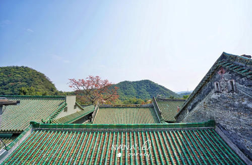 岭南四大名山之一，风景秀丽，顶有一湖终年翠绿如宝石