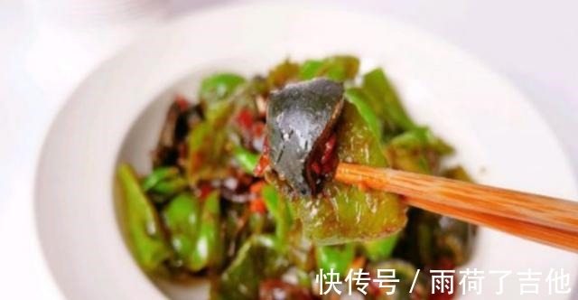 凉拌|皮蛋别只会凉拌了，试试这样做着吃，口感Q弹，开胃又下饭！