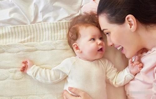 猪八戒|爸爸和舅舅抢着抱新生儿，护士看笑，网友：“猪八戒”在看人参果