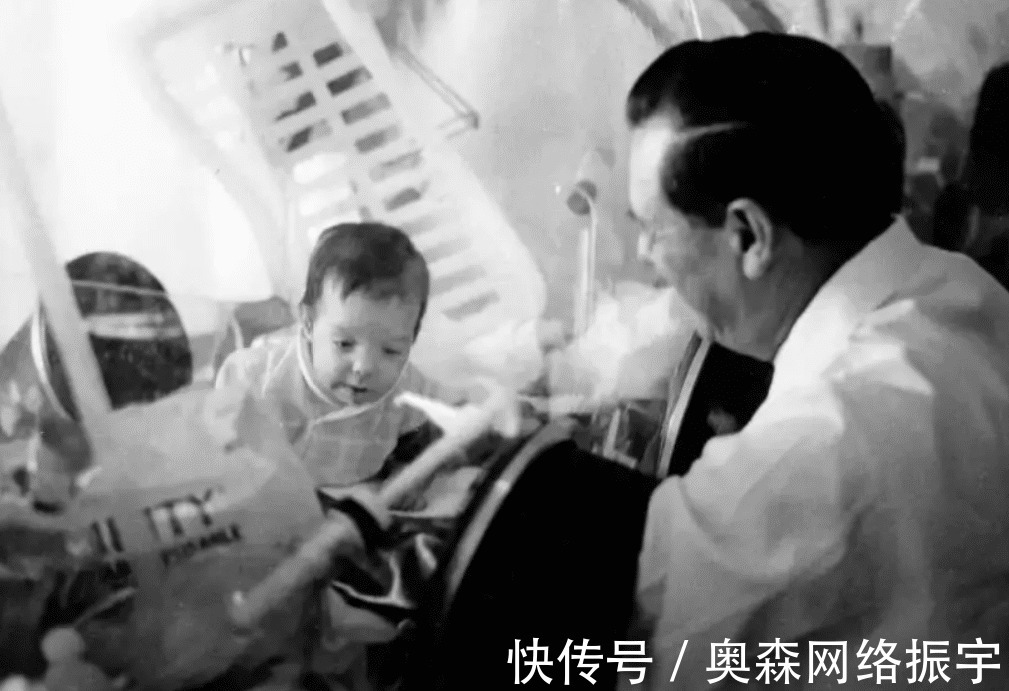 死亡|12岁才走出隔离罩的“泡泡男孩”，在死亡前第一次和妈妈拥抱