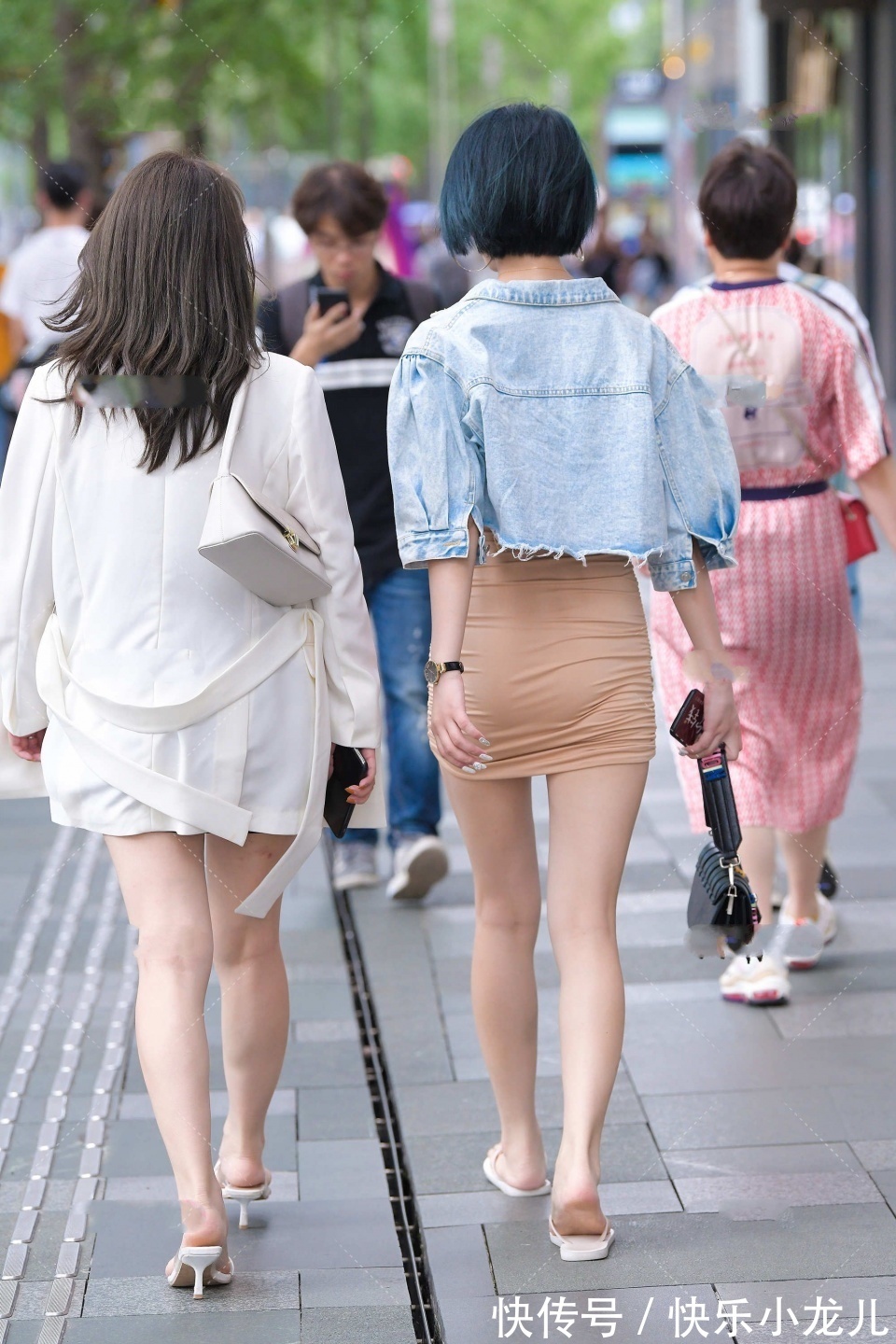 小姐姐|穿连衣裙的小姐姐和闺蜜一起逛街,两人的搭配很时尚,也很有特点