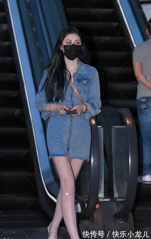 减龄 紧身的连衣裙只有自信的小姐姐才敢穿,休闲还减龄,充满活力