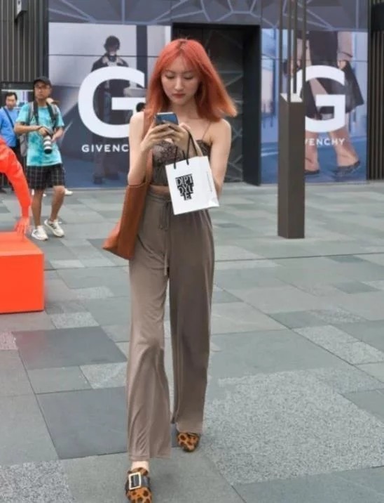 街拍:皮肤白皙的小姐姐,身穿束腰碎花连衣裙,甜美可爱