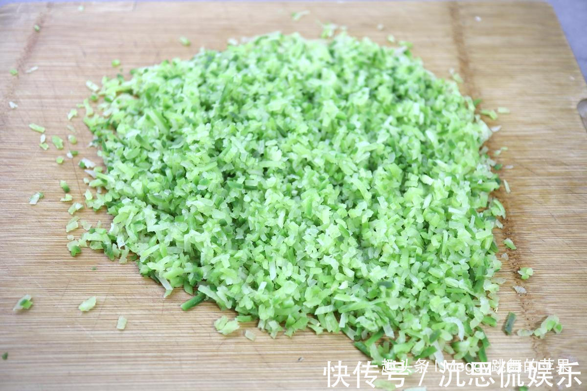 三个萝卜一盆面,蒸出的大包子比肉香,越吃越香!