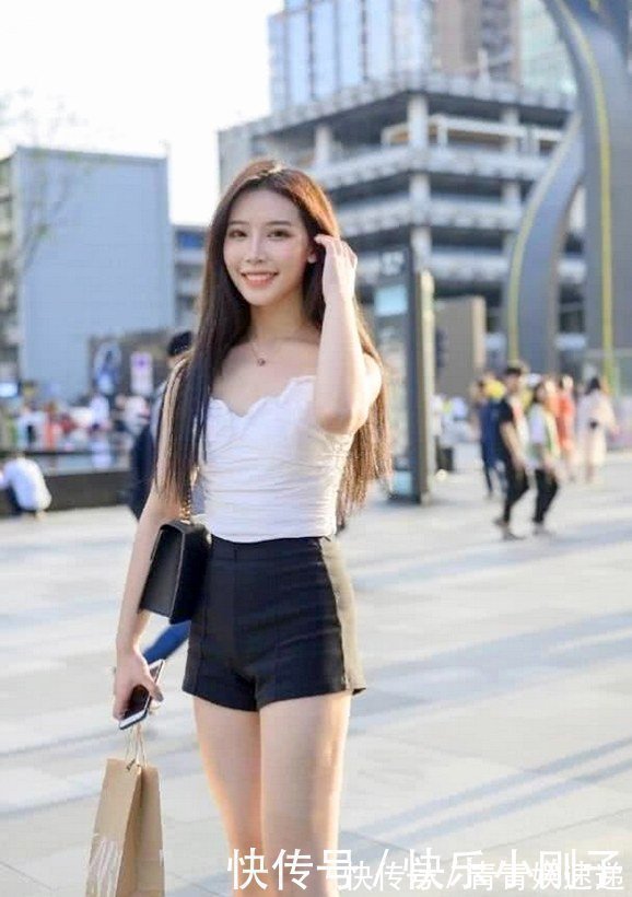 生活质量 白背心搭配黑色裤子,更加凸显成熟的魅力