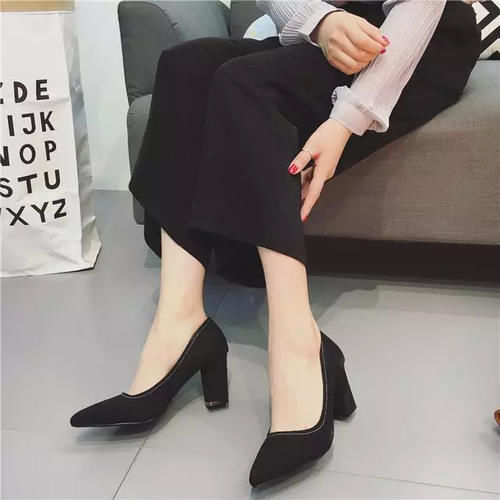 奔四的妈妈穿上高跟鞋一样性感妩媚，女人味儿十足