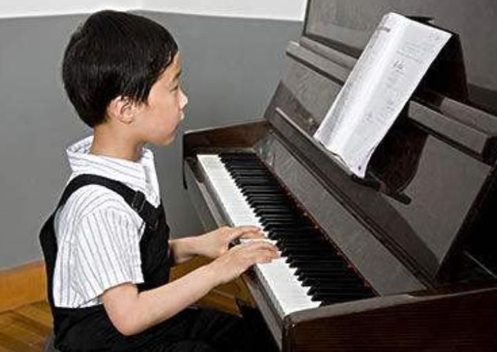 兴趣|你为自家孩子报名了哪些兴趣辅导班?学钢琴过时了,第一种烧钱呀