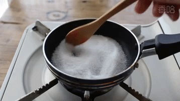 奶油焦糖布丁,1袋牛奶和少许糖,锅里简单一煮就成功