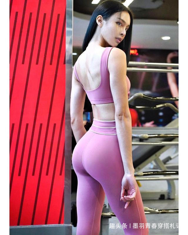 小蛮腰|31岁钢琴女神走红！穿大露背弹钢琴好撩人，撸铁身材更凹凸美翻了