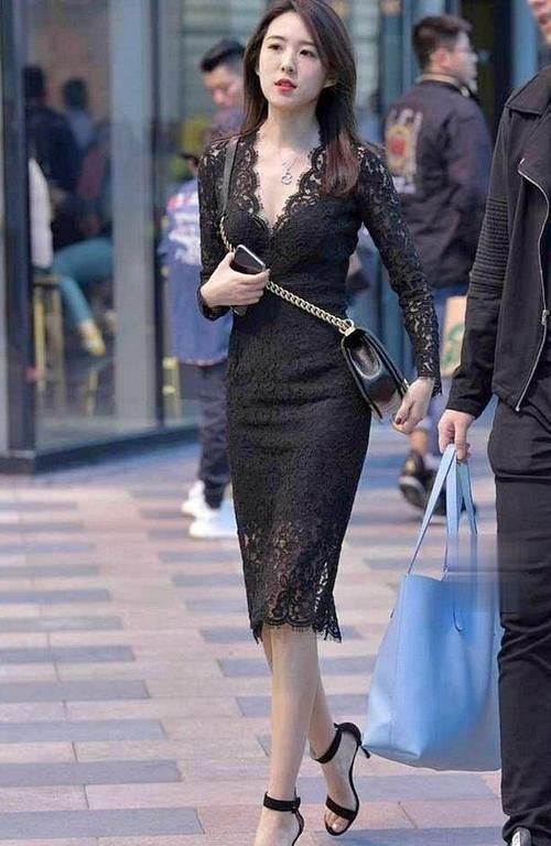 蕾丝 身穿蕾丝连衣裙的小姐姐,搭配显女人的S型身材!