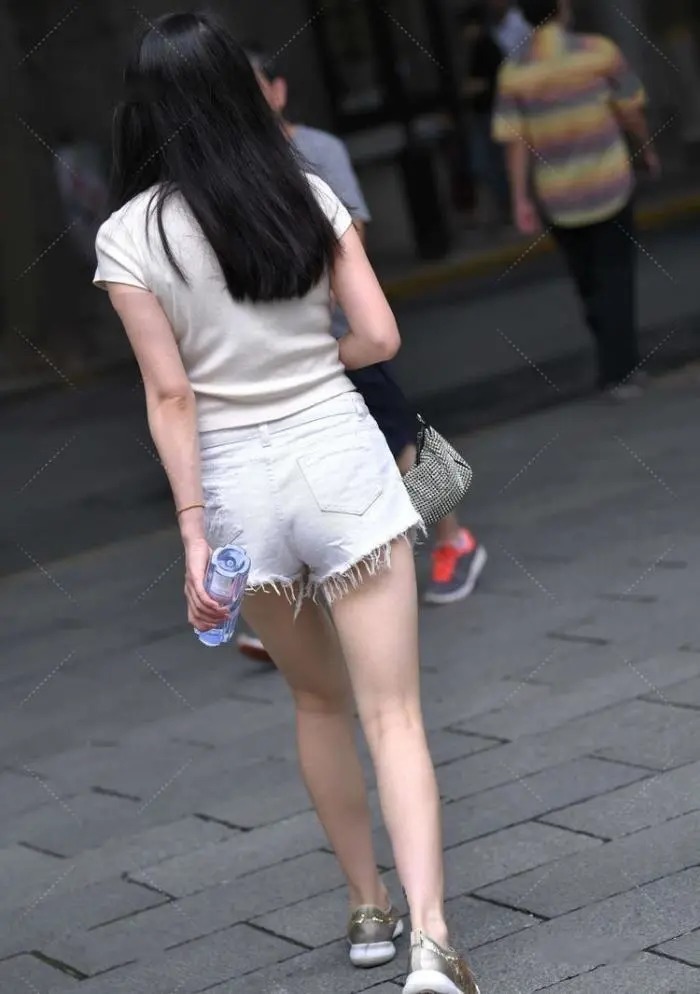 穿搭|白衬衣温柔可爱,短裤毛边设计休闲时尚,浅色穿搭十分甜美