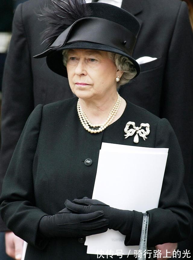 玛格丽塔 王室珠宝听说,钻石蝴蝶结胸针和珍珠更配哦