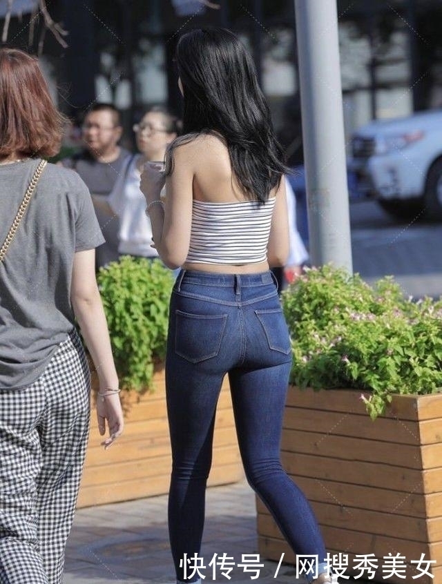 街拍蓝白条纹上衣配高腰牛仔裤,时尚精致,充满活力