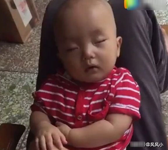 儿子|一岁多儿子睡着了,依然要保持“大哥范”,旁边的妈妈要笑岔气了