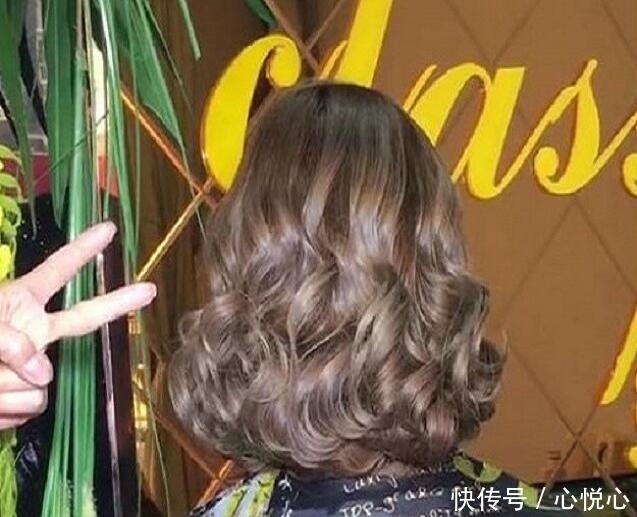 头发|头发太少的人,不建议留长发!剪短烫个蛋蛋卷,时尚还显女人味