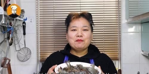 大虾只用清水洗等于吃垃圾，教你几个小技巧，脏东西全跑光