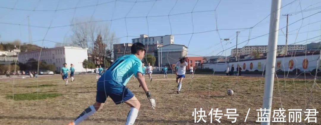 沙窝镇|新县沙窝镇初级中学与八里畈镇初级中学举行足球联谊比赛!