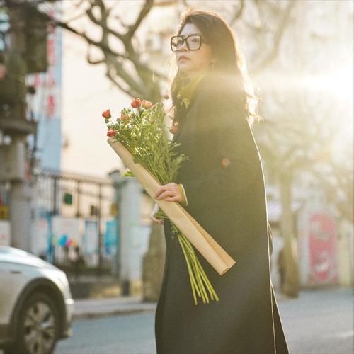 真服了三木！立春发布新穿搭美成风景，优雅又简单，照着穿就行