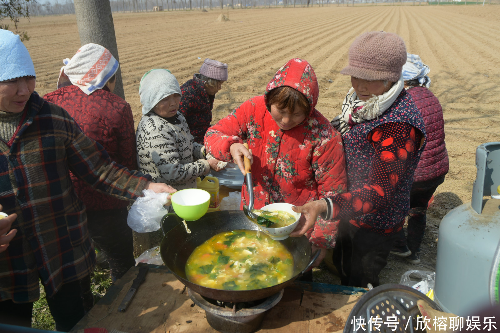 馒头|农村难得一见的大锅饭,一手捏3个馒头蹲地吃,场面壮观