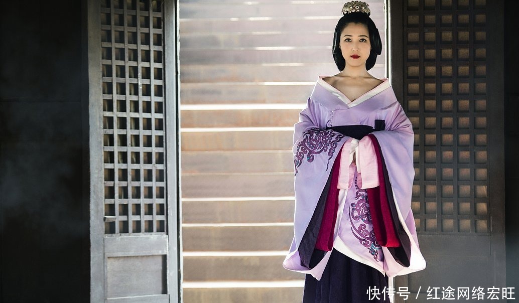 古代|趣味测试:你觉得哪个是皇后的凤袍?测你在宫中是皇后还是丫鬟