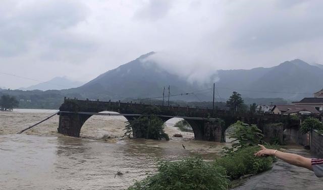 洪水冲毁|旌德明代古桥乐成桥被冲毁续构件打捞近半 是否重建还未定