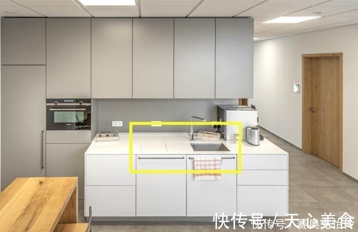 沥水架|太会装了!水槽台安装推拉洞洞板,不费1㎡多个操作台和沥水架!