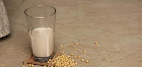 喝牛奶|早餐喝牛奶好,还是喝豆浆好?专家:因人而异!不少人没喝对!