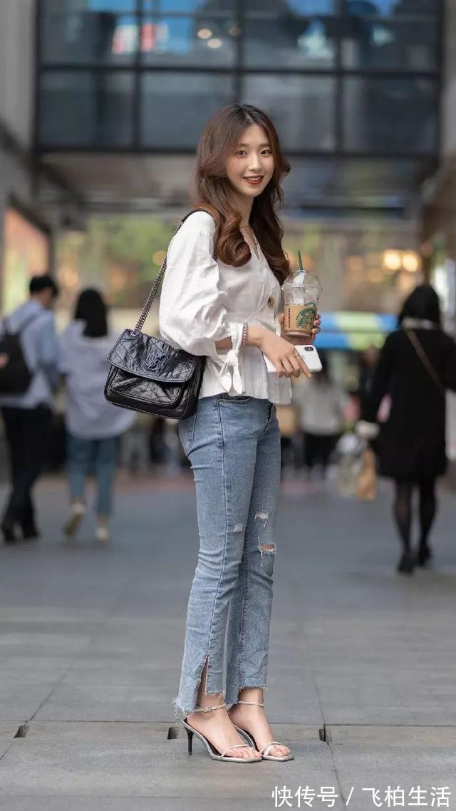 衬衫 小姐姐身穿宽松衬衫,搭配鲜艳的印花半身裙,显得格外的靓丽