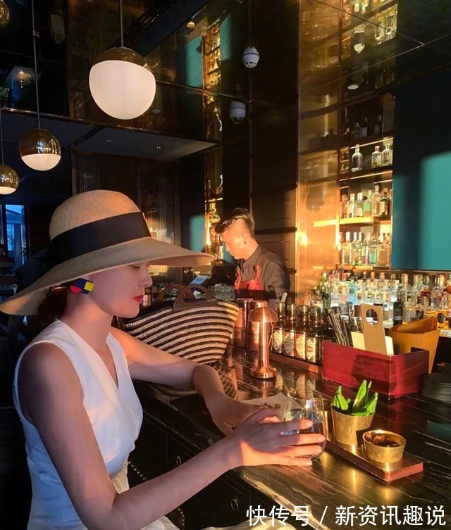 tips 央视女主持刘芳菲真有雅兴,穿白裙戴礼帽逛酒吧,侧颜红唇太惊艳!