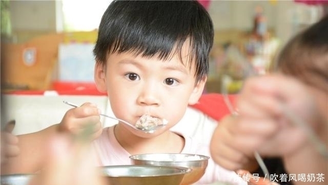 孩子午餐|幼儿园老师群里晒孩子午餐,引发宝妈不满,直言这饭菜能吃吗