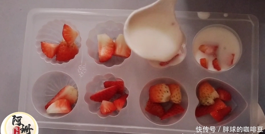 草莓牛奶果冻按这个步骤做,入口即化颜值高吃了还想吃