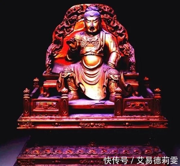 关公穿龙袍坐龙椅拿牌形象代表意思?