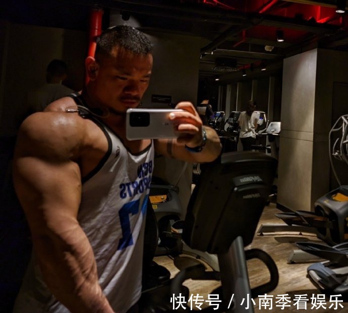健身房|爱健身的IT小哥哥,十年如一日撸铁,打造出牛蛙般的腱子肉!