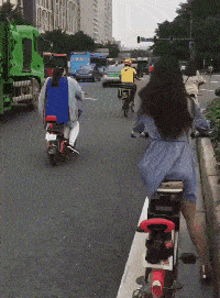 |搞笑GIF：不怕奔驰与路虎，就怕大众下面有字母