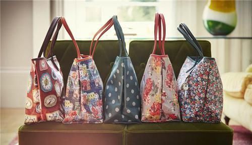 别背双肩包了吧!今年流行“托特包”,容量大不说,还耐脏又方便