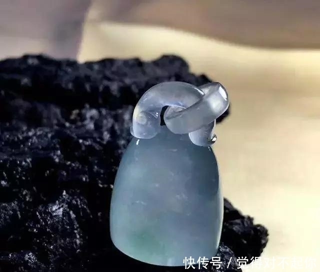 水头|老大爷嫌自己佩戴的翡翠水头不太好,用水一泡后,一看吓了一跳