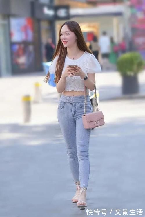 女人味|白色充满少女感的短袖上衣,搭配修身长牛仔裤,穿出魅力十足的美