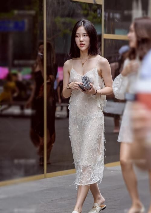 连衣裙的种类有很多|街拍小姐姐身穿一款白色的吊带裙,美得让人心动