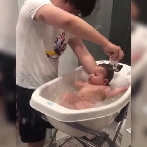 宝宝|亲爸给宝宝洗澡,上演“打水仗”火了,网友老母亲表示太真实了