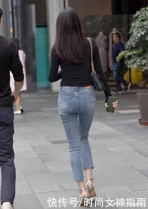 时尚女士小脚裤，牛仔材质弹性好舒适贴身，跟修身T恤搭配堪称完美