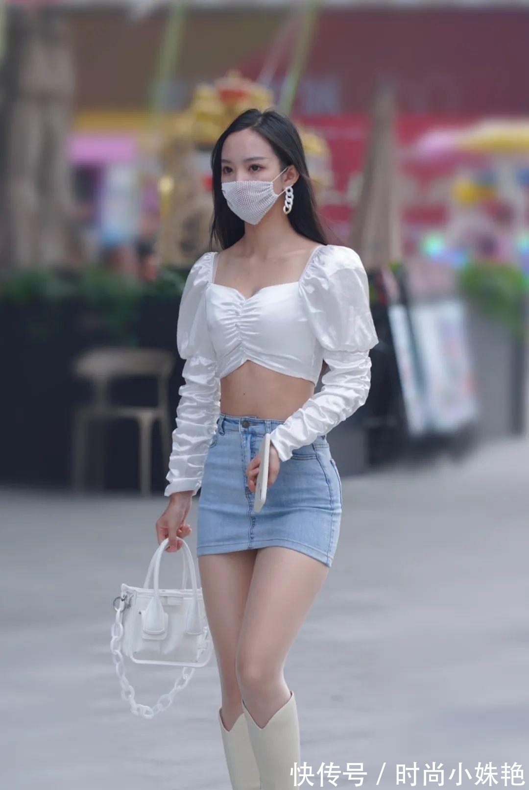 颜色 小姐姐人瘦但贵在曲线好，即便是如此清凉搭配，但魅力依旧给力